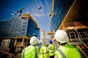 Le blanc est généralement pour les chefs de chantier et les différents contrôles.